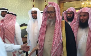 فيديو|نائب أمير الرياض يزور الشيخ الفوزان بمنزله