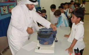 فيديو|طالب يحضر حيوان غريب إلى المدرسه