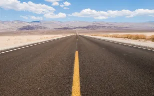 فيديو| لعبة ملاهي ضخمه تنقلب على طريق مكة