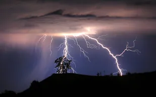 فيديو| صاعقه تقتل مواطن وتدمر سيارته