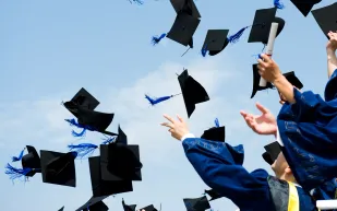 فيديو| مبتعث سعودي سجد شكرا لله بعد تخرجه فكان رد فعل الحاضين غريب