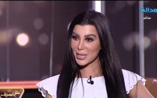 مذيعة تطلب الزواج من ضيفها.. شاهد رد فعل الفنان الخليجي