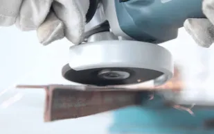 فيديو| شاب يستخدم صاروخ لتنعيم قدمه