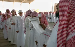 فيديو| لهو معلمين بكرسي دوار داخل مدرسة