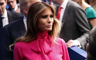 واشنطن بوست ميلانيا ترامب ترتدي الحجاب بالسعودية بسبب زوجة أوباما