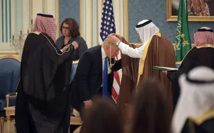 وسام الملك عبدالعزيز مُنح لـ5 سيدات و14 رجلا.. شخصيات حصلت على الأوسمة السعودية