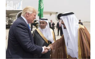 الملك سلمان يرحب بترامب عبر تويتر.. والأخير: «شئ عظيم»