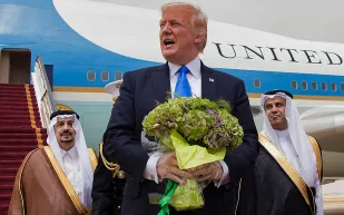 فيديو| شاهد مقطع يوثق تفاصيل رحلة ترمب الى المملكة