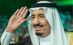 فيديو  الملك سلمان يمازح رئيس الوزراء اللبناني سعد الحريري بسؤاله عن ذقنه