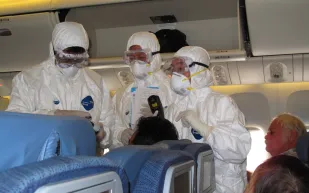 صور| أوقع خاتماً ماسياً في مرحاض الطائرة فكانت النتيجة