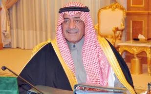 بدمائه.. لفتة أبوية للأمير مقرن مع جنود الوطن