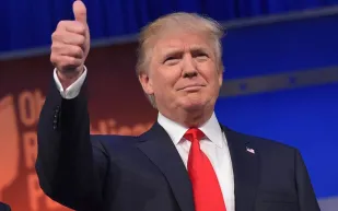 تصرف مشين لترامب أثناء عزف النشيد الوطني