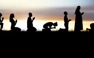 النوم والطعام والتدين.. هكذا يبدل رمضان حياة المسلمين