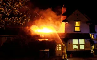 فيديو|إرهابيون يحرقون منزل نائب رئيس لمجلس بلدة العوامية