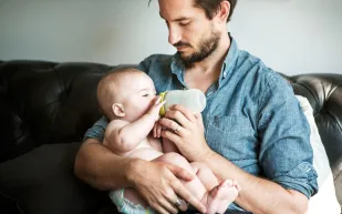 فيديو| اب يعد رضاعة لطفله في المول بالرياض