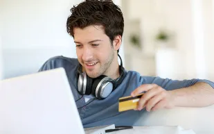 لا تستخدم بطاقة الائتمان لدفع الأموال في هذه المواقف