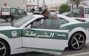 تعامل شرطة دبي للسائقين المخالفين غير متوقع