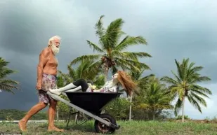 صور| مليونير يترك حياة الثراء ليعيش على جزيرة معزولة