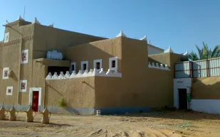 المساجد الطينية تجذب المصلين في رمضان