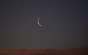 المحكمة العليا تدعو لتحري رؤية هلال شهر شوال