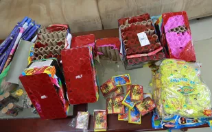 فيديو|ائعة ألعاب نارية تقاوم رجل