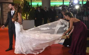 تعرف على سعر فستان زوجة ميسي الرائع