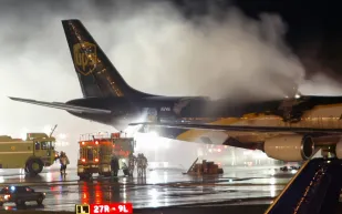 فيديو| لحظات مخيفة على متن طائرة أميركية تحترق