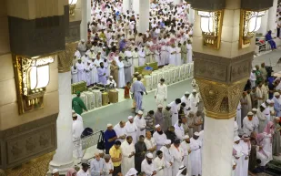 شاهد| ارتباك بين المصلين في الحرم النبوي خلال صلاة الفجر