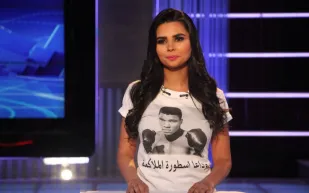 فرح علي تبكي على الهواء بعد وفاة زميلها عمرو سمير