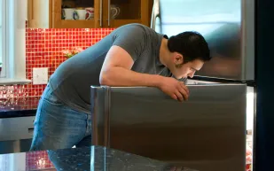 رجل يحتفظ بجثة زوجته داخل ثلاجة 8 سنوات لهذا السبب الغريب