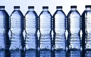 أضرار إعادة تعبئة زجاجات الماء من البلاستيك