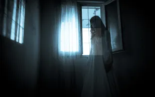 صور|ظهور شبح امرأة حامل على جدار عمارة في السعودية