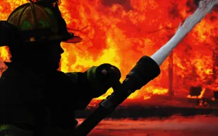 فيديو|حريق ضخم بصناعية الرياض