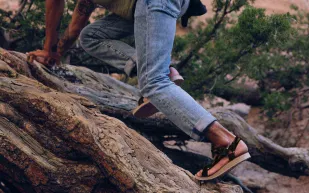 لكل رجل.. هكذا يمكنك ارتداء الصنادل المفتوحة بكامل أناقتك (صور)