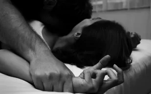 فيديو|4 شباب يغتصبون امرأة أثناء خروجها من الكنيسة تحت تهديد السّلاح