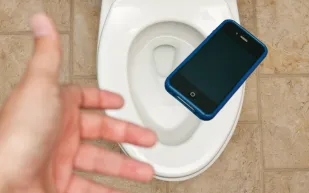 فيديو|لهذا السبب رمى المعلق الإماراتي عدنان حمد لرمي جواله في المرحاض!!