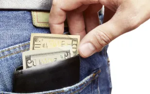 فيديو|يقوم بسرقة عامل أثناء جولة تفتيشية