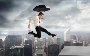 فيديو|يحاول الإنتحار من أعلى برج المستشفى العسكري بتبوك