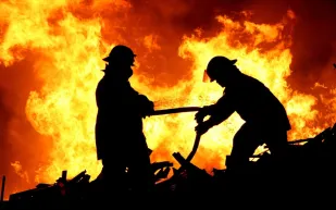 بالفيديو حريق بمصنع بتروكيماويات في أم القيوين