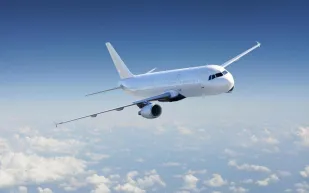 لماذا تُطلى أغلب الطائرات باللون الأبيض