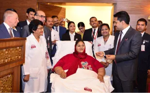 إيمان عبد العاطي لأول مرة على كرسي متحرك في أبوظبي