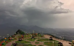 فيديو| لقطات بديعة لهطول الأمطار على المناطق الجبلية بجازان