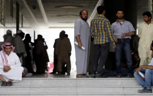 رسوم «#العاملين_الوافدين».. هل تفتح شهية السعوديين على التوسع في العمل؟ 