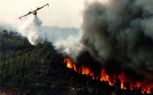 الريفييرا الفرنسية مهددة بالنيران... واوسع إجلاء للسياح!