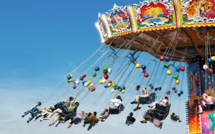 لقطات صادمة لسقوط لعبة ملاهي في أمريكا