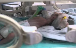 ياسين مات .. "الممرضات قطعوا الكهرباء عن الحضانة لشحن الهاتف"