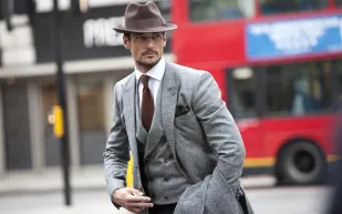 القبعة مفتاح الأناقة للرجل الواثق.. دليلك لارتدائها بأفضل شكل