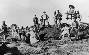 كيف كانت الرحلات السياحية قبل 100 عام؟ شاهد الصور