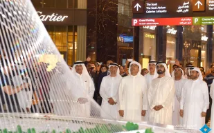 محمد بن راشد يزيح الستار عن مجسم برج خور دبي