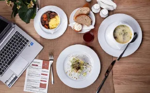 غداء العمل ليس وجبة عادية.. 15 قاعدة ليكون ناجحاً